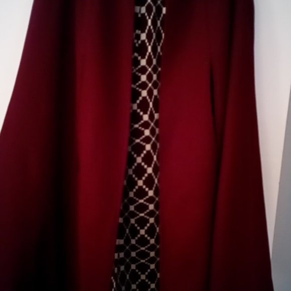 1960's Retro Raspberry Reversible polyester cape. Reserve side purple and cream. - Picture 10 of 15